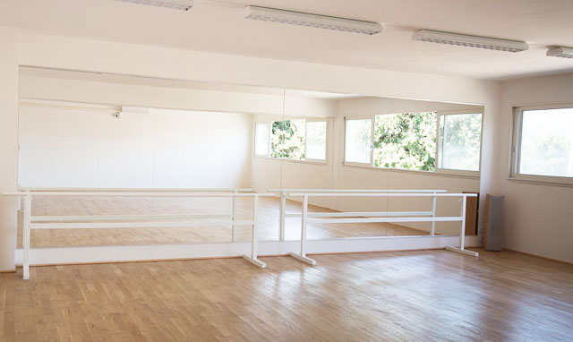 Salle de danse avec parquet